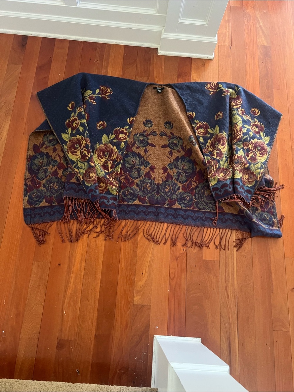 STUNNING vintage cape/ scarf resealable with tassels - Picture 2 of 6